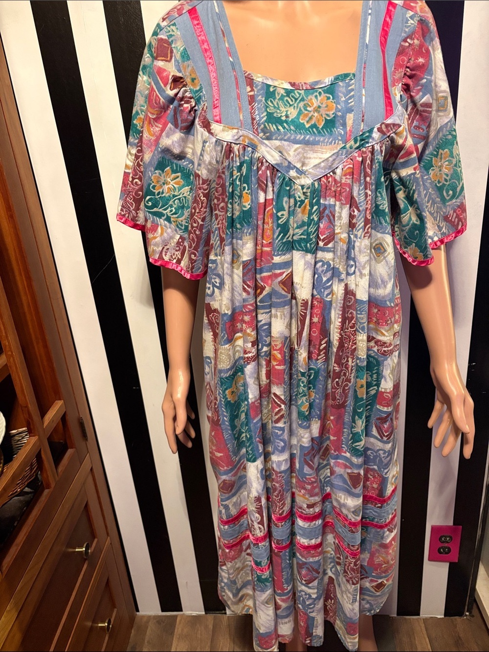 Classic Vintage Cotton MuuMuu Gown Caftan House Dress Medium/Large Has Pockets - Picture 3 of 17